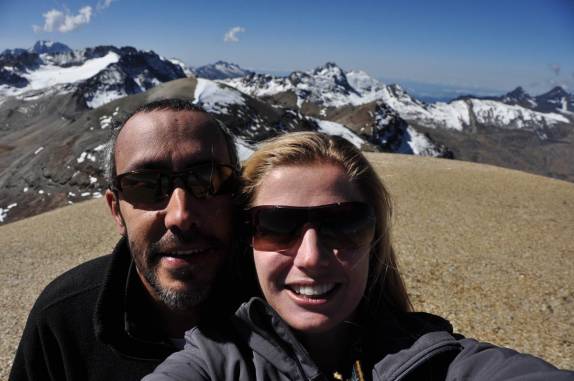 Felicidade por chegar ao topo da montanha na região do Chacaltaya, na Bolívia